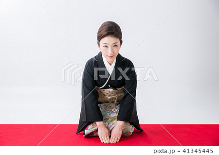 お辞儀する黒留袖の女性 お辞儀する黒留袖の女性 41345445