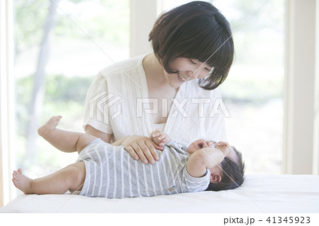 母親と息子 41345923