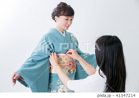 着付けする女性 帯揚げ の写真素材