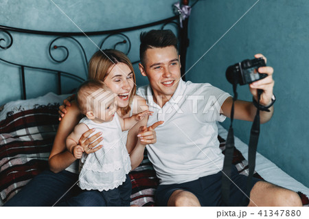 Dad make self portrait with mom and baby daughter 41347880