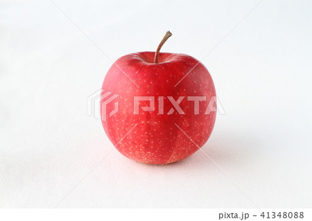 果物 赤いリンゴの写真素材