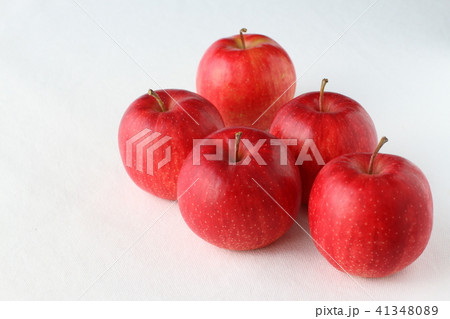 果物 赤いリンゴの写真素材
