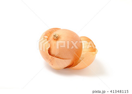一個のたまねぎと皮、白バック 41348115
