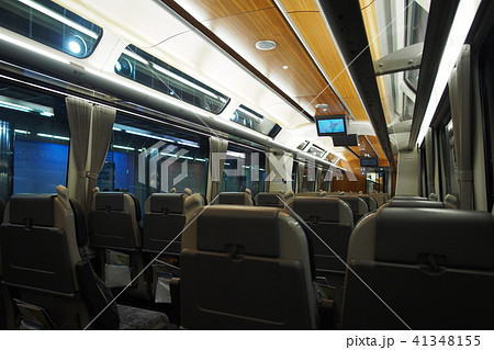 ニュージランド・オークランド・ブリトマート駅に停車中のキウイレール車内 41348155