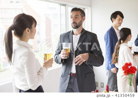 ビジネスマン 大人数 パーティー 大勢 ビジネス ビール 懇親会 ワイングラス 人物 スーツ 会社員 ビジネスマン 大人数 パーティー 大勢 ビジネス ビール 懇親会 ワイングラス 人物 スーツ 会社員 41350459