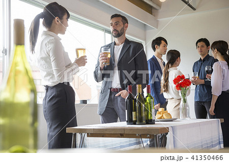 ビジネスマン 大人数 パーティー 大勢 ビジネス ビール 懇親会 ワイングラス 人物 スーツ 会社員 ビジネスマン 大人数 パーティー 大勢 ビジネス ビール 懇親会 ワイングラス 人物 スーツ 会社員 41350466