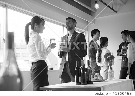 ビジネスマン 大人数 パーティー 大勢 ビジネス ビール 懇親会 ワイングラス 人物 スーツ 会社員 ビジネスマン 大人数 パーティー 大勢 ビジネス ビール 懇親会 ワイングラス 人物 スーツ 会社員 41350468