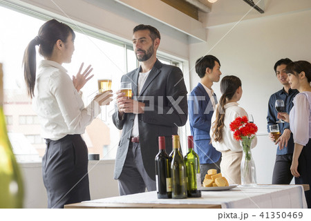 ビジネスマン 大人数 パーティー 大勢 ビジネス ビール 懇親会 ワイングラス 人物 スーツ 会社員 ビジネスマン 大人数 パーティー 大勢 ビジネス ビール 懇親会 ワイングラス 人物 スーツ 会社員 41350469
