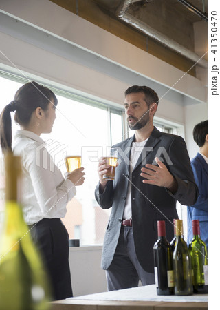 ビジネスマン　大人数　パーティー　大勢　ビジネス　ビール　懇親会　ワイングラス　人物　スーツ　会社員 41350470