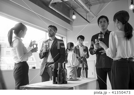 ビジネスマン 大人数 パーティー 大勢 ビジネス ビール 懇親会 ワイングラス 人物 スーツ 会社員 ビジネスマン 大人数 パーティー 大勢 ビジネス ビール 懇親会 ワイングラス 人物 スーツ 会社員 41350473