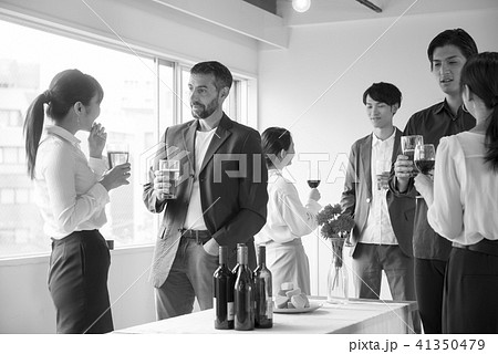 ビジネスマン 大人数 パーティー 大勢 ビジネス ビール 懇親会 ワイングラス 人物 スーツ 会社員 ビジネスマン 大人数 パーティー 大勢 ビジネス ビール 懇親会 ワイングラス 人物 スーツ 会社員 41350479