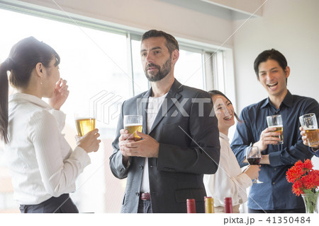 ビジネスマン 大人数 パーティー 大勢 ビジネス ビール 懇親会 ワイングラス 人物 スーツ 会社員 ビジネスマン 大人数 パーティー 大勢 ビジネス ビール 懇親会 ワイングラス 人物 スーツ 会社員 41350484