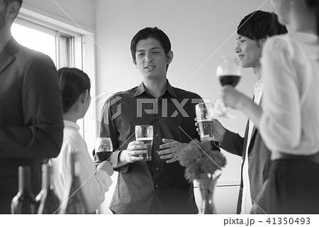 ビジネスマン 大人数 パーティー 大勢 ビジネス ビール 懇親会 ワイングラス 人物 スーツ 会社員 ビジネスマン 大人数 パーティー 大勢 ビジネス ビール 懇親会 ワイングラス 人物 スーツ 会社員 41350493