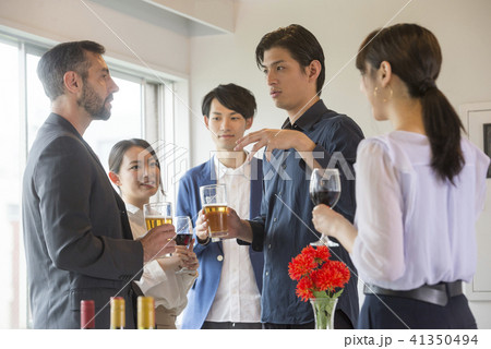 ビジネスマン 大人数 パーティー 大勢 ビジネス ビール 懇親会 ワイングラス 人物 スーツ 会社員 ビジネスマン 大人数 パーティー 大勢 ビジネス ビール 懇親会 ワイングラス 人物 スーツ 会社員 41350494