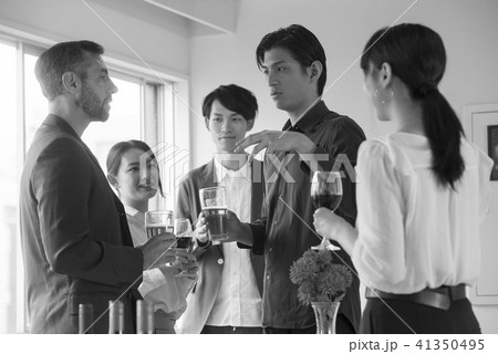 ビジネスマン 大人数 パーティー 大勢 ビジネス ビール 懇親会 ワイングラス 人物 スーツ 会社員 ビジネスマン 大人数 パーティー 大勢 ビジネス ビール 懇親会 ワイングラス 人物 スーツ 会社員 41350495