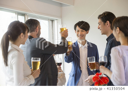 ビジネスマン　大人数　パーティー　大勢　ビジネス　ビール　懇親会　ワイングラス　人物　スーツ　会社員 41350504