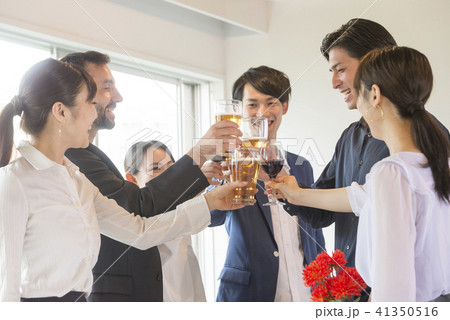 ビジネスマン　大人数　パーティー　大勢　ビジネス　ビール　懇親会　ワイングラス　人物　スーツ　会社員 41350516