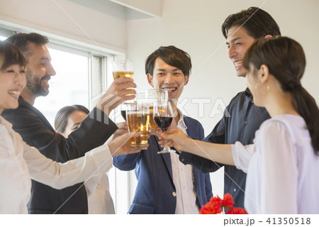 ビジネスマン 大人数 パーティー 大勢 ビジネス ビール 懇親会 ワイングラス 人物 スーツ 会社員 ビジネスマン 大人数 パーティー 大勢 ビジネス ビール 懇親会 ワイングラス 人物 スーツ 会社員 41350518