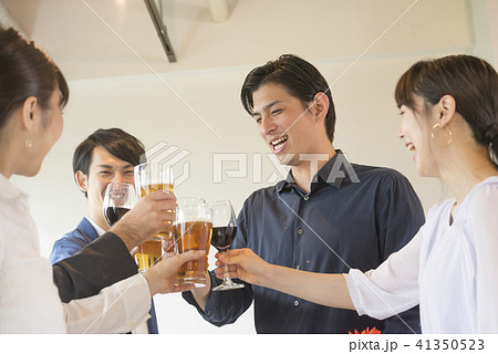 ビジネスマン　大人数　パーティー　大勢　ビジネス　ビール　懇親会　ワイングラス　人物　スーツ　会社員 41350523