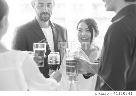 ビジネスマン　大人数　パーティー　大勢　ビジネス　ビール　懇親会　ワイングラス　人物　スーツ　会社員 41350541