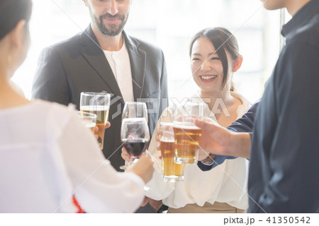 ビジネスマン 大人数 パーティー 大勢 ビジネス ビール 懇親会 ワイングラス 人物 スーツ 会社員 ビジネスマン 大人数 パーティー 大勢 ビジネス ビール 懇親会 ワイングラス 人物 スーツ 会社員 41350542