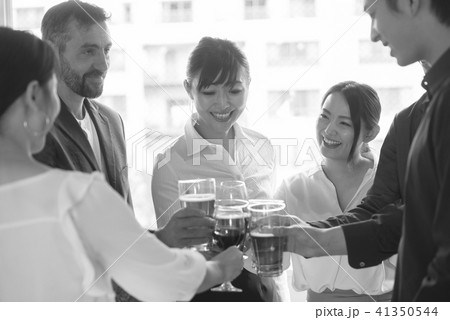 ビジネスマン 大人数 パーティー 大勢 ビジネス ビール 懇親会 ワイングラス 人物 スーツ 会社員 ビジネスマン 大人数 パーティー 大勢 ビジネス ビール 懇親会 ワイングラス 人物 スーツ 会社員 41350544