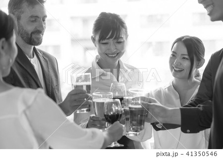ビジネスマン　大人数　パーティー　大勢　ビジネス　ビール　懇親会　ワイングラス　人物　スーツ　会社員 41350546