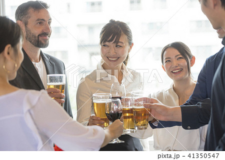 ビジネスマン 大人数 パーティー 大勢 ビジネス ビール 懇親会 ワイングラス 人物 スーツ 会社員 ビジネスマン 大人数 パーティー 大勢 ビジネス ビール 懇親会 ワイングラス 人物 スーツ 会社員 41350547