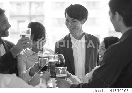 ビジネスマン 大人数 パーティー 大勢 ビジネス ビール 懇親会 ワイングラス 人物 スーツ 会社員 ビジネスマン 大人数 パーティー 大勢 ビジネス ビール 懇親会 ワイングラス 人物 スーツ 会社員 41350568