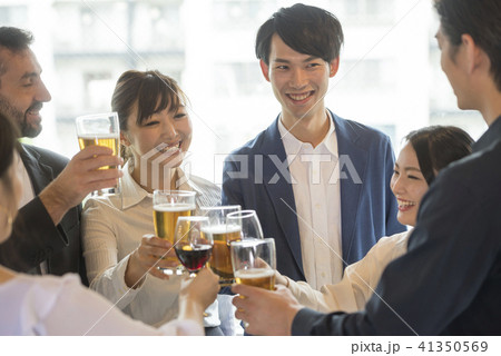 ビジネスマン 大人数 パーティー 大勢 ビジネス ビール 懇親会 ワイングラス 人物 スーツ 会社員 ビジネスマン 大人数 パーティー 大勢 ビジネス ビール 懇親会 ワイングラス 人物 スーツ 会社員 41350569