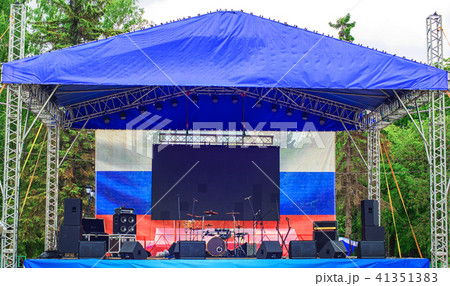 scene before the performance of musicians scene before the performance of musicians 41351383