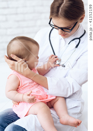 Pediatrician doctor play with newborn. 41352199