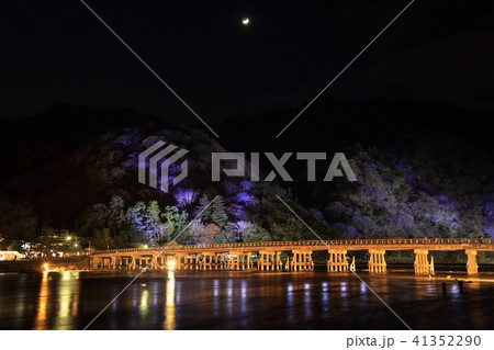 京都嵐山と月のある風景 京都嵐山と月のある風景 41352290