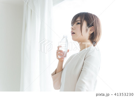 休憩中の若い女性 休憩中の若い女性 41353230