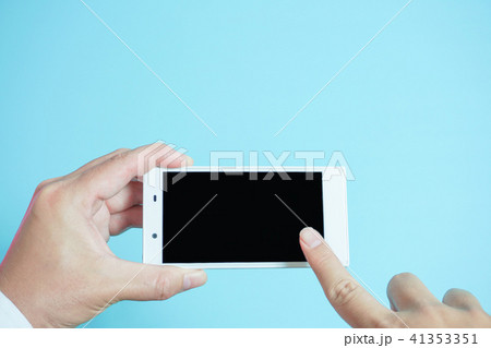 スマートフォンを使う手 シンプル素材 水色背景 スマートフォンを使う手 シンプル素材 水色背景 41353351