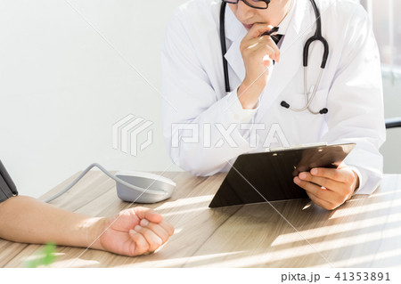 血圧を測る医師 41353891