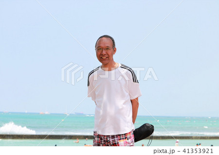ワイキキの海とシニア男性 ワイキキの海とシニア男性 41353921