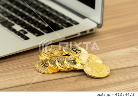仮想通貨・ビットコインとパソコンのイメージ 仮想通貨・ビットコインとパソコンのイメージ 41354473