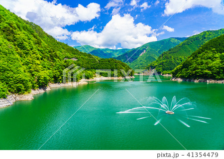 （静岡県）大井川長島ダム　ダム湖の噴水 41354479