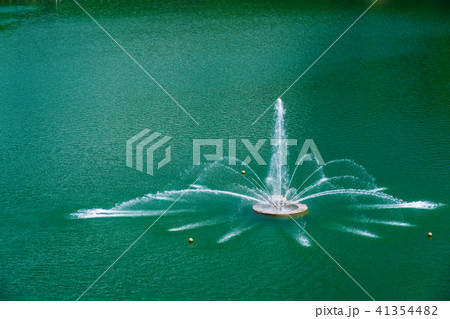 （静岡県）大井川長島ダム　ダム湖の噴水 41354482