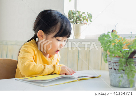 絵本を読む子ども 絵本を読む子ども 41354771