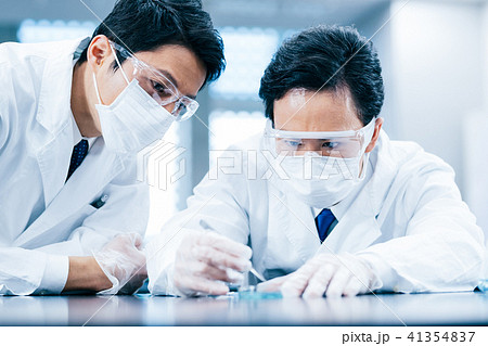 白衣の男性　研究 41354837