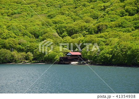 新緑の中禅寺湖ボートハウス 41354938