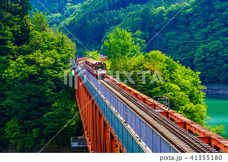 【静岡県】初夏の奥大井湖上駅と列車 41355180