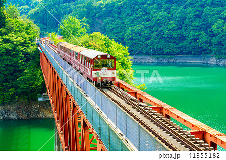 【静岡県】初夏の奥大井湖上駅と列車 41355182