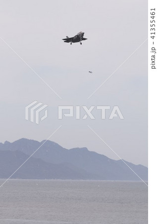 風光明媚な瀬戸内の上空を飛行する米海兵隊の艦載ステルス戦闘機F-35BライトニングⅡ 41355461