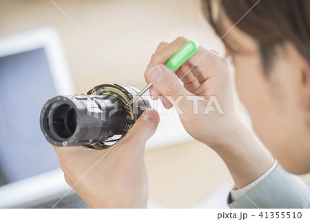 ポートレート　男性　20代　30代　日本人　サラリーマン　技術者　仕事　精密機器 41355510