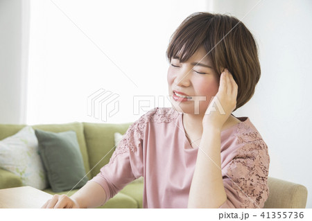 若い女性・頭痛 41355736