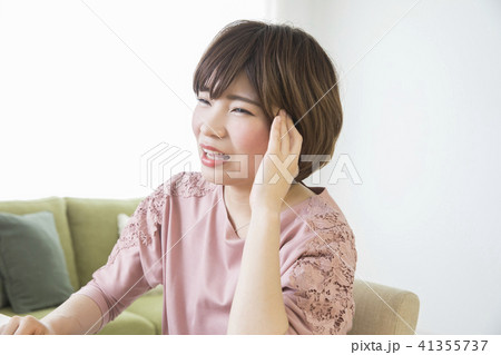 若い女性・頭痛 41355737