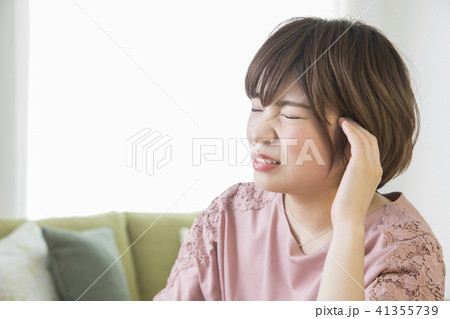 若い女性・頭痛 41355739